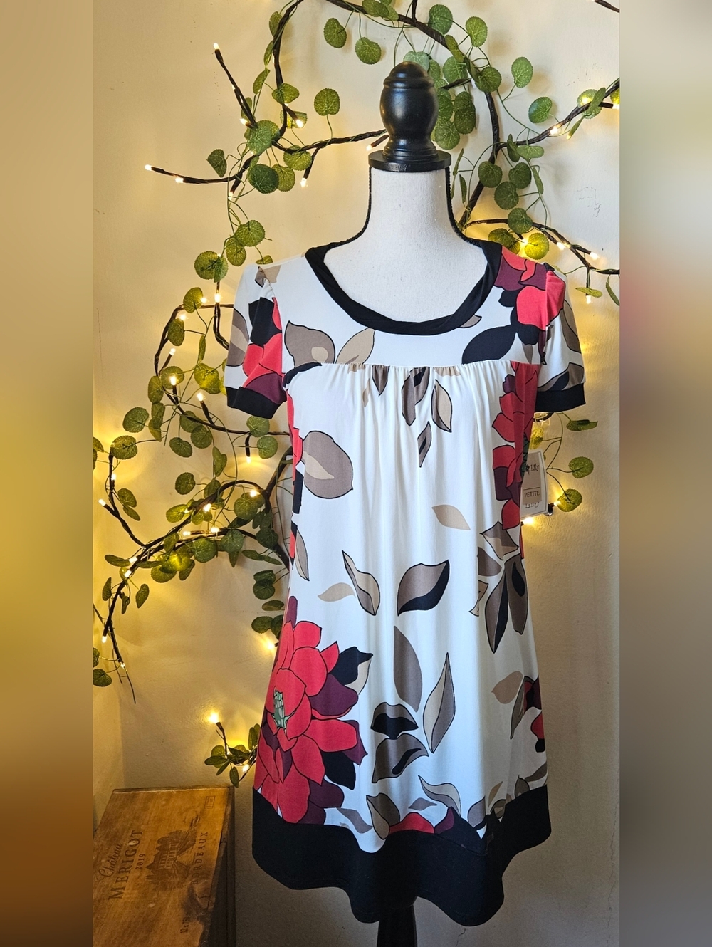 Lily nwt Lightweight scoop-neck tunic mini dress petite small with bold red flor